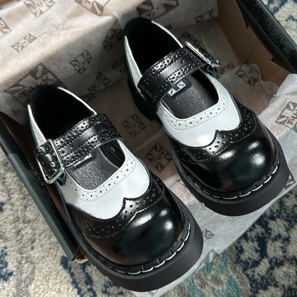 Black & white Brogue T.U.K Mary Jane shoes - Picture 9 of 11